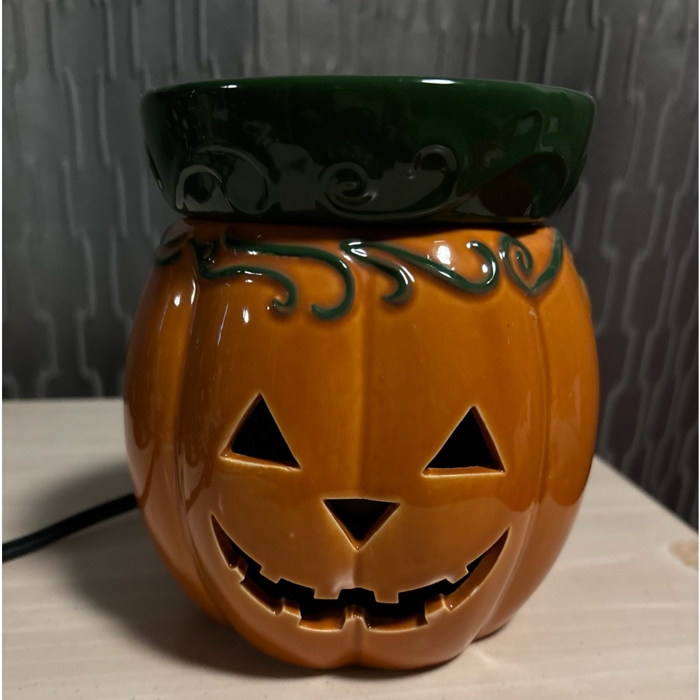 Scentsy pumpkin Jack o Lantern warmer